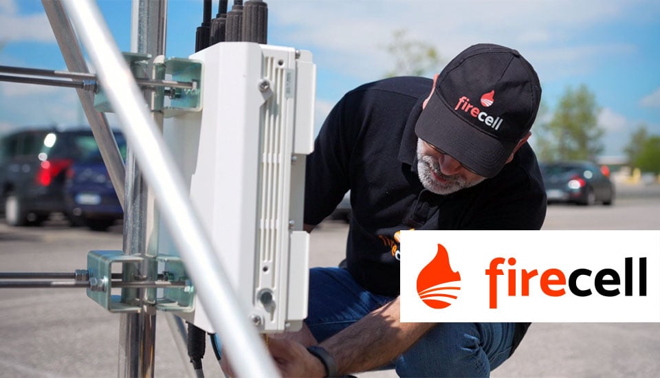 Firecell Techniker bei der Installation einer 5G Outdoor-RAN-Einheit