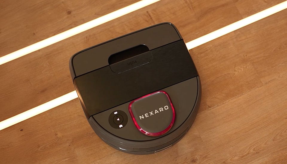 Autonomer Reinigungsroboter von Nexaro fährt über einen Holzboden – Demonstration auf der 5G-Fachtagung.