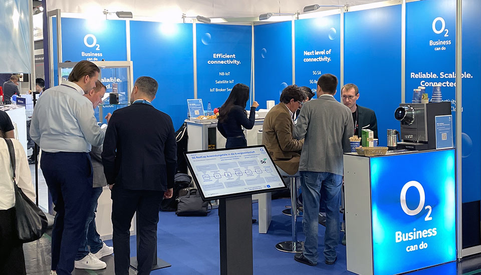o2 Business Messestand auf der embedded world 2026 in Nürnberg mit Exponaten zu 5G RedCap und IoT-Konnektivität