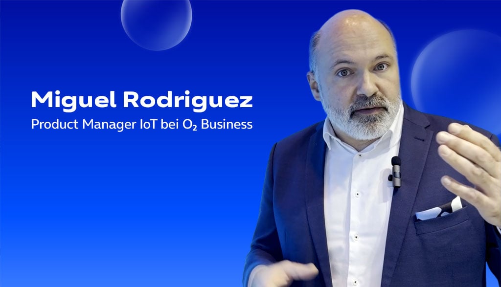 Zu sehen ist Miguel Rodriguez, Product Manager IoT bei o2 Business auf blauem Hintergrund.