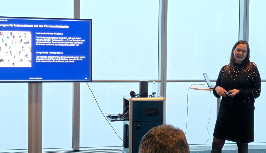 Vortrag beim BE-terna Event im o2 Tower: Nadia Portera-Zanotti präsentiert eine Folie zu Herausforderungen und Lösungen bei der Fördermittelsuche für Unternehmen.