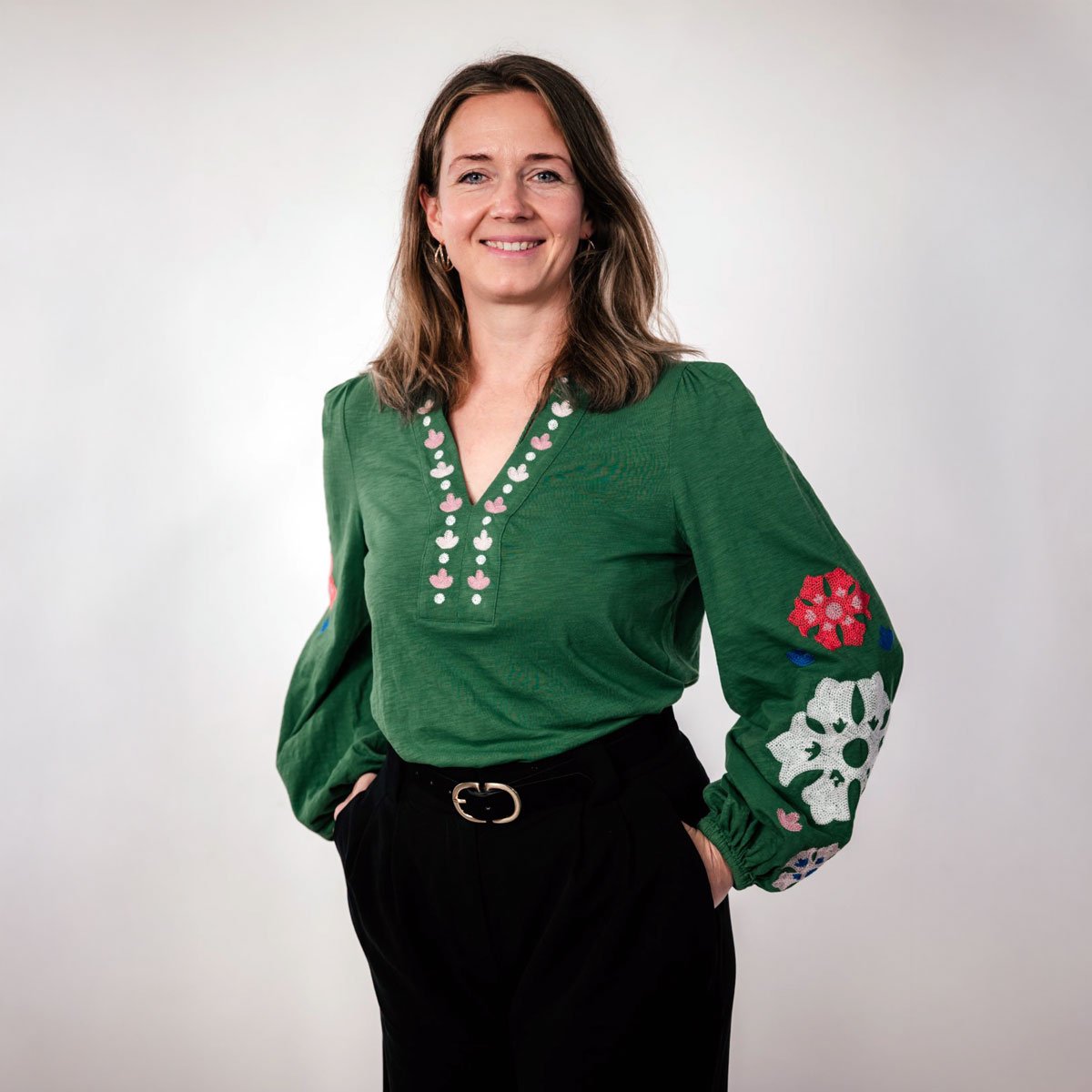 Nicole Hrusa, Senior Venture Development Manager bei Wayra, im Porträt – Expertin für Startup-Kooperationen im o2 Tower München.