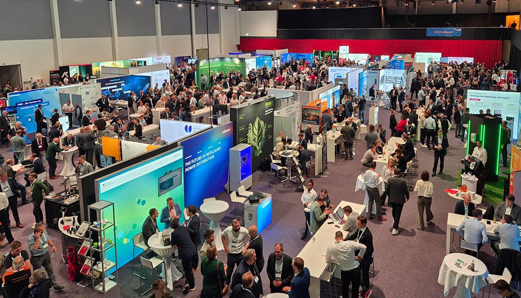 Blick in die Messehalle der Metering Days 2025 in Fulda, wo o2 Business 5G RedCap als neue IoT-Technologie präsentiert.