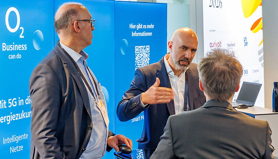 Markus Hetzer, IoT-Produktmanager bei o2 Business, im Gespräch am Stand auf der Handelsblatt Jahrestagung Stadtwerke 2026