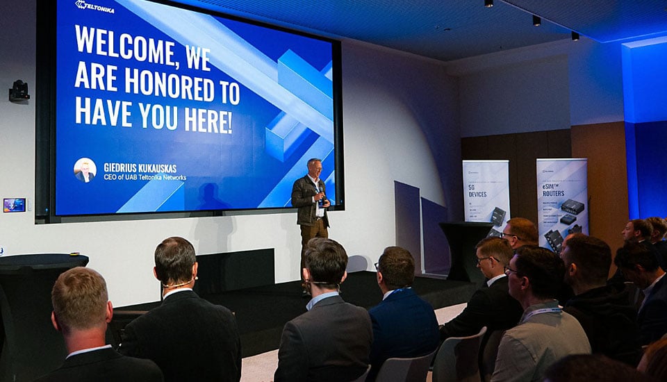 Giedrius Kukauskas, CEO von Teltonika Networks, begrüßt die Gäste auf der Bühne des Teltonika Summit 2026.