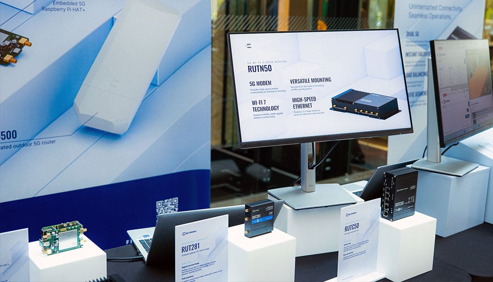 Teltonika Router und IoT-Hardware wie RUT281 und RUTC50 auf einem Ausstellungstisch beim Teltonika Summit 2026.