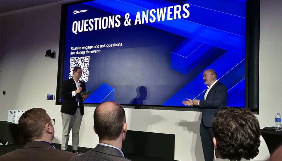 Miguel Rodriguez von o2 Business im Q&A auf der Bühne vor blauer Teltonika-Summit-Leinwand 2026.