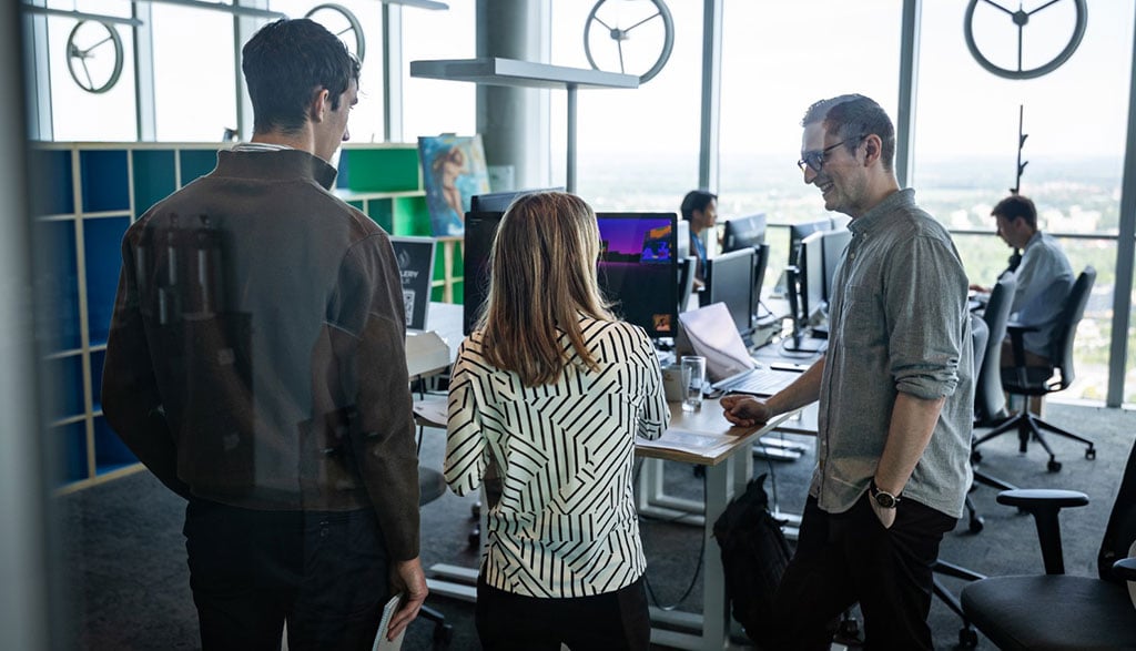 Startups arbeiten im Wayra Innovation Hub im o2 Tower München in moderner Büroumgebung gemeinsam an digitalen Lösungen.