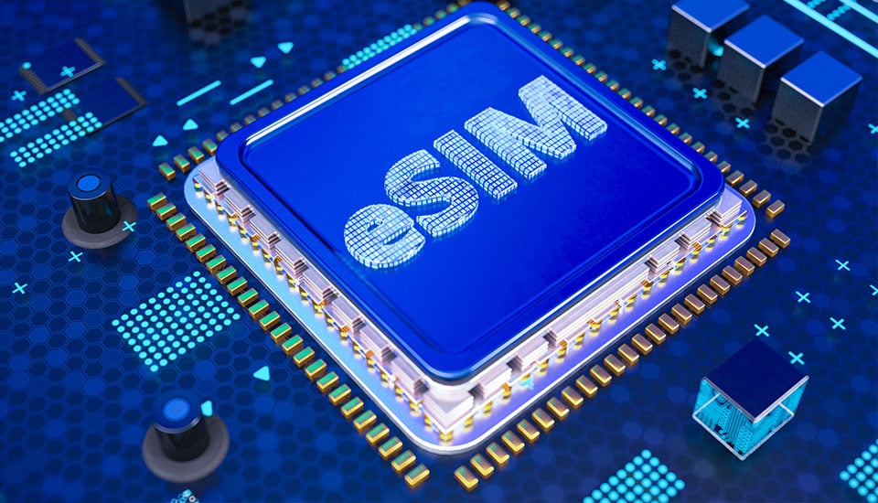 Blau leuchtender eSIM-Mikrochip auf einer digitalen Leiterplatte.