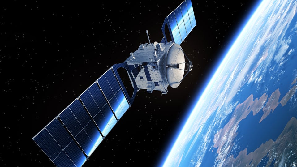 Kommunikationssatellit mit ausgefahrenen Solarpanelen und Parabolantenne im Orbit über der Erde