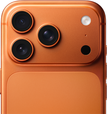 Ein Bild zeigt die obere Hälfte der Rückseite des iPhone 17 Pro in Cosmic Orange, mit Fokus auf die drei Kameras und den Blitz