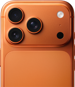 Ein Bild zeigt die obere Hälfte der Rückseite des iPhone 17 Pro in Cosmic Orange, mit Fokus auf die drei Kameras und den Blitz