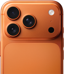 Ein Bild zeigt die obere Hälfte der Rückseite des iPhone 17 Pro in Cosmic Orange, mit Fokus auf die drei Kameras und den Blitz