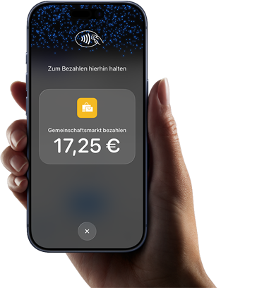 Eine rechte Hand hält ein iPhone, dessen Display den zu zahlenden Betrag anzeigt sowie eine Anleitung zum kontaktlosen Bezahlen, wenn man bereit ist