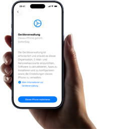 Eine rechte Hand hält ein iPhone, dessen Display einen Text mit einer Beschreibung der Geräteverwaltung und der Option zum Anmelden zeigt