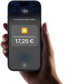 Eine rechte Hand hält ein iPhone, dessen Display den zu zahlenden Betrag anzeigt sowie eine Anleitung zum kontaktlosen Bezahlen, wenn man bereit ist