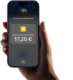 Eine rechte Hand hält ein iPhone, dessen Display den zu zahlenden Betrag anzeigt sowie eine Anleitung zum kontaktlosen Bezahlen, wenn man bereit ist