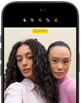 iPhone 18 Pro, Schwarz, Vorderseite, zwei Models posieren für die Kamera, die Center Stage Frontkamera wird gezeigt