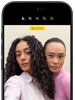iPhone 18 Pro, Schwarz, Vorderseite, zwei Models posieren für die Kamera, die Center Stage Frontkamera wird gezeigt