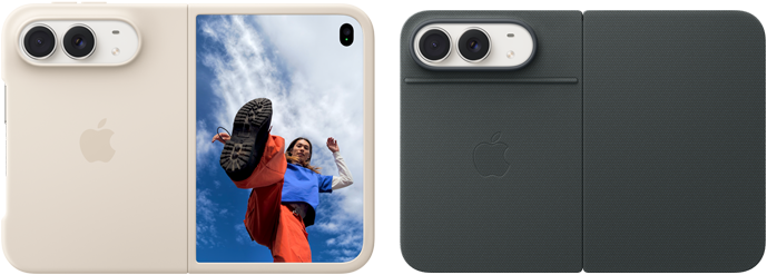 iPhone Duo, Farbe Sternenweiß in Silikon Case in Sand, Querformat, vollständig geöffnet, Dual Fusion Kameras oben links, das Case bedeckt die Rückseite und den äußeren Rand des Displays, die rechte Seite zeigt das Porträt einer Person auf dem äußeren Display. iPhone Duo, Farbe Sternenweiß, aufgestellt mit dem Folio mit Standfuß in Navyblau, vollständig geöffnet im Querformat, Rückseite mit den 48 MP Dual Fusion Rückkameras, zwei Objektive