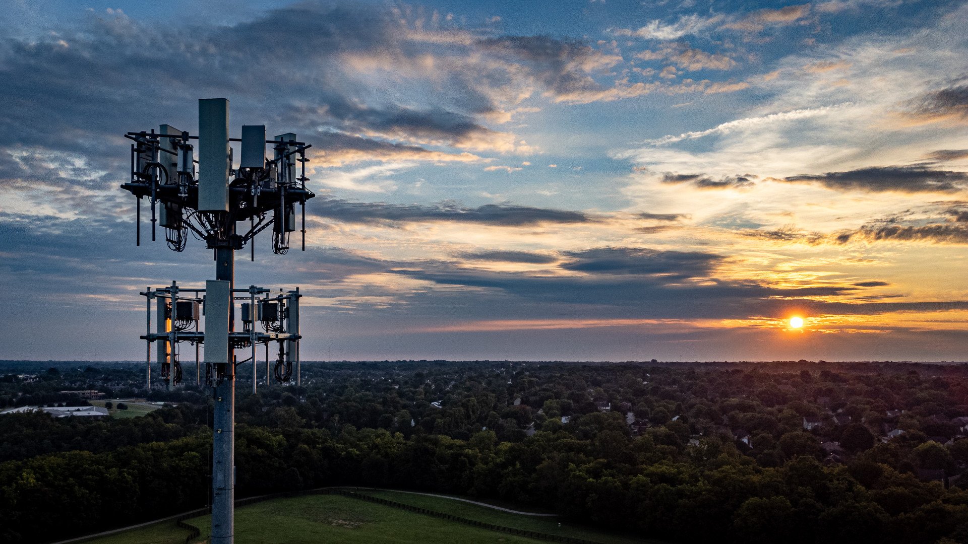 Ein Mobilfunkmast im Sonnenuntergang