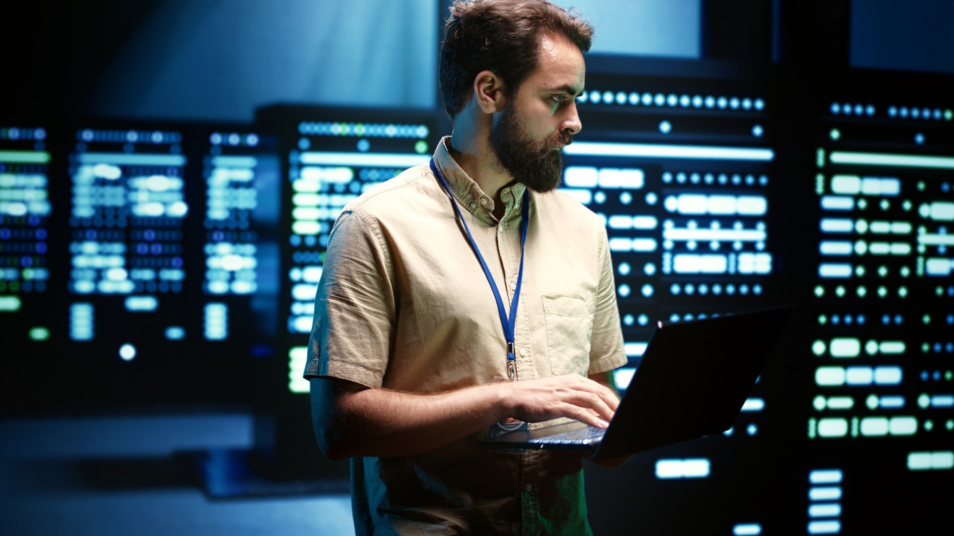 Ein IT-Techniker mit Laptop im Serverraum