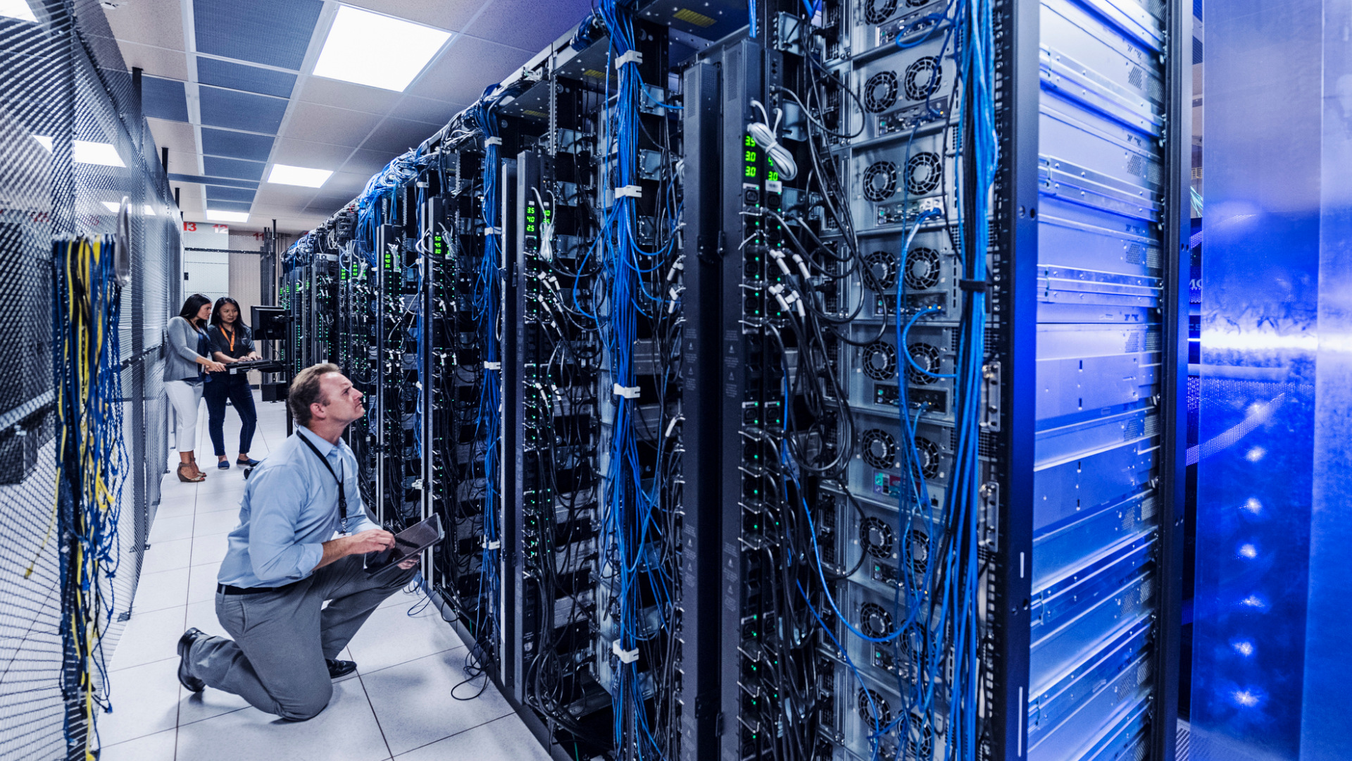 Ein IT-Techniker arbeitet an einem Cloud-Server
