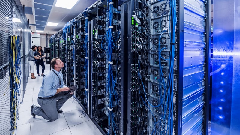 Ein IT-Techniker arbeitet an einem Cloud-Server