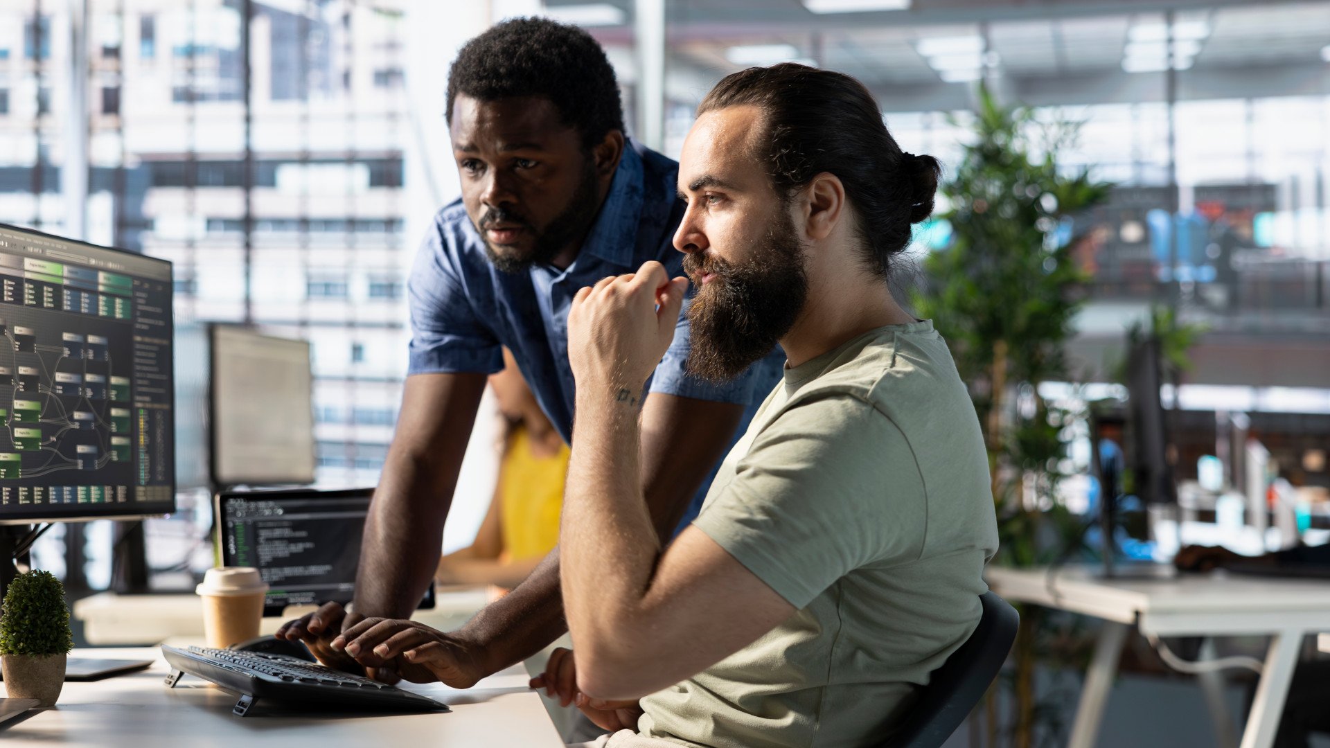 Zwei IT-Mitarbeitende bei der Datenwiederherstellung an einem PC