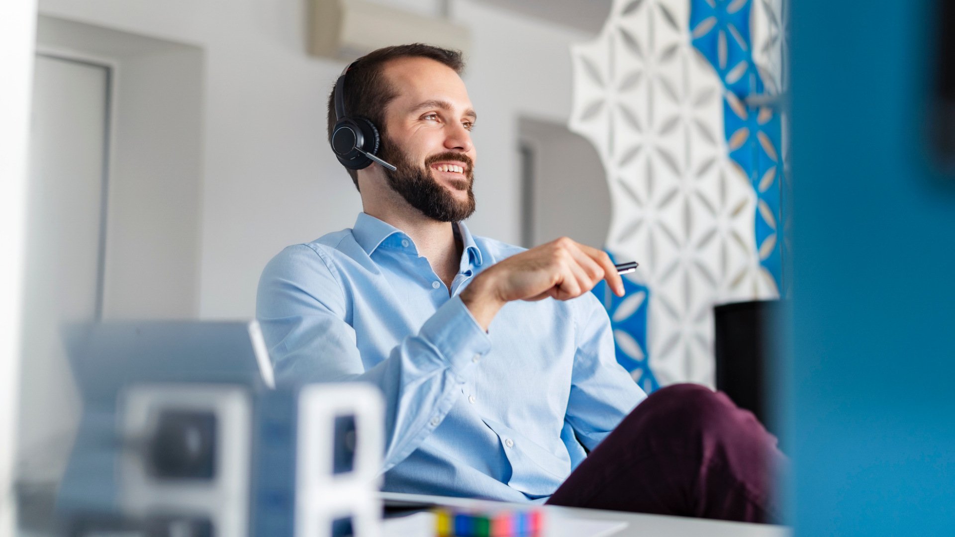 Mann mit Headset telefoniert über eine virtuelle Telefonanlage