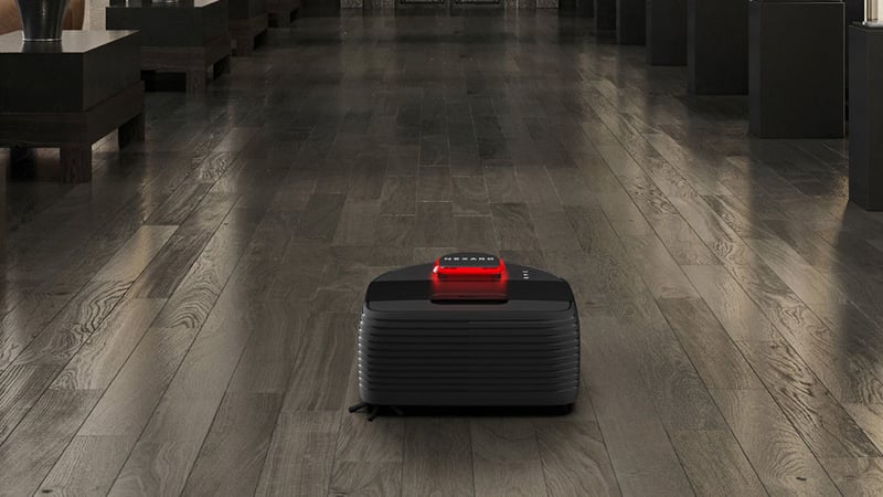 Reinigungsroboter in einem Gebädeflur