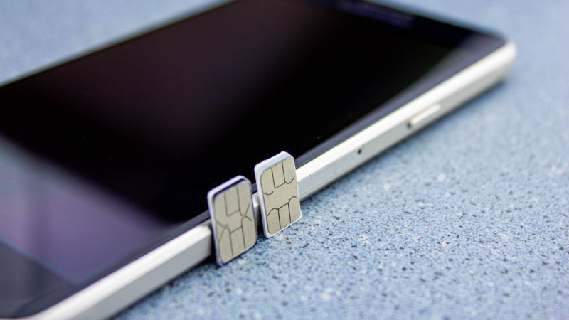 Zwei Nano-SIM-Karten stehen aufrecht am Rande eines Smartphones.