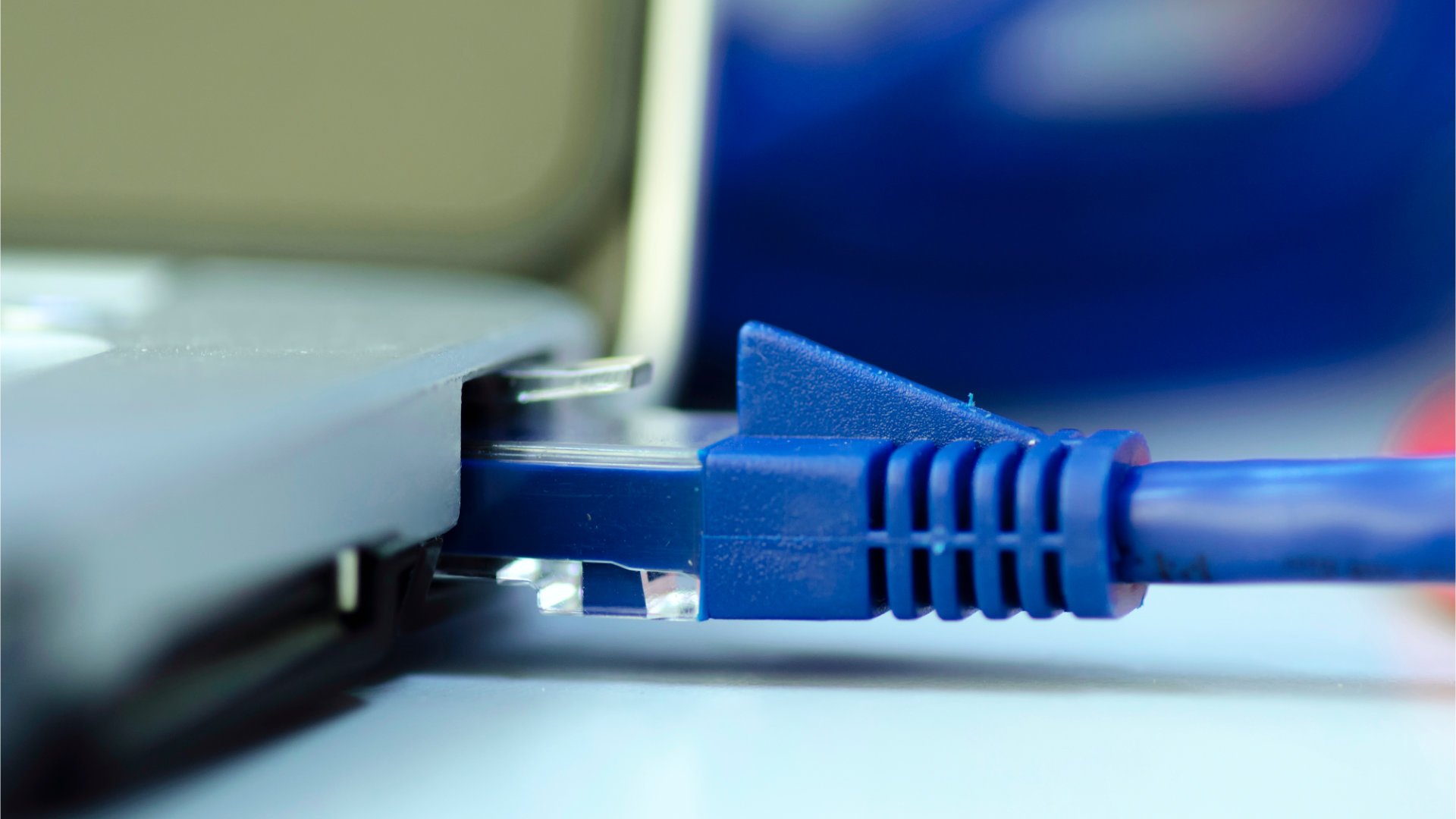 Nahaufnahme: Ein Netzwerkkabel in einem Firmen-Laptop