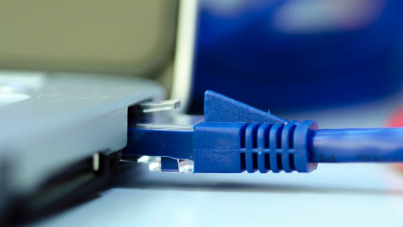 Nahaufnahme: Ein Netzwerkkabel in einem Firmen-Laptop