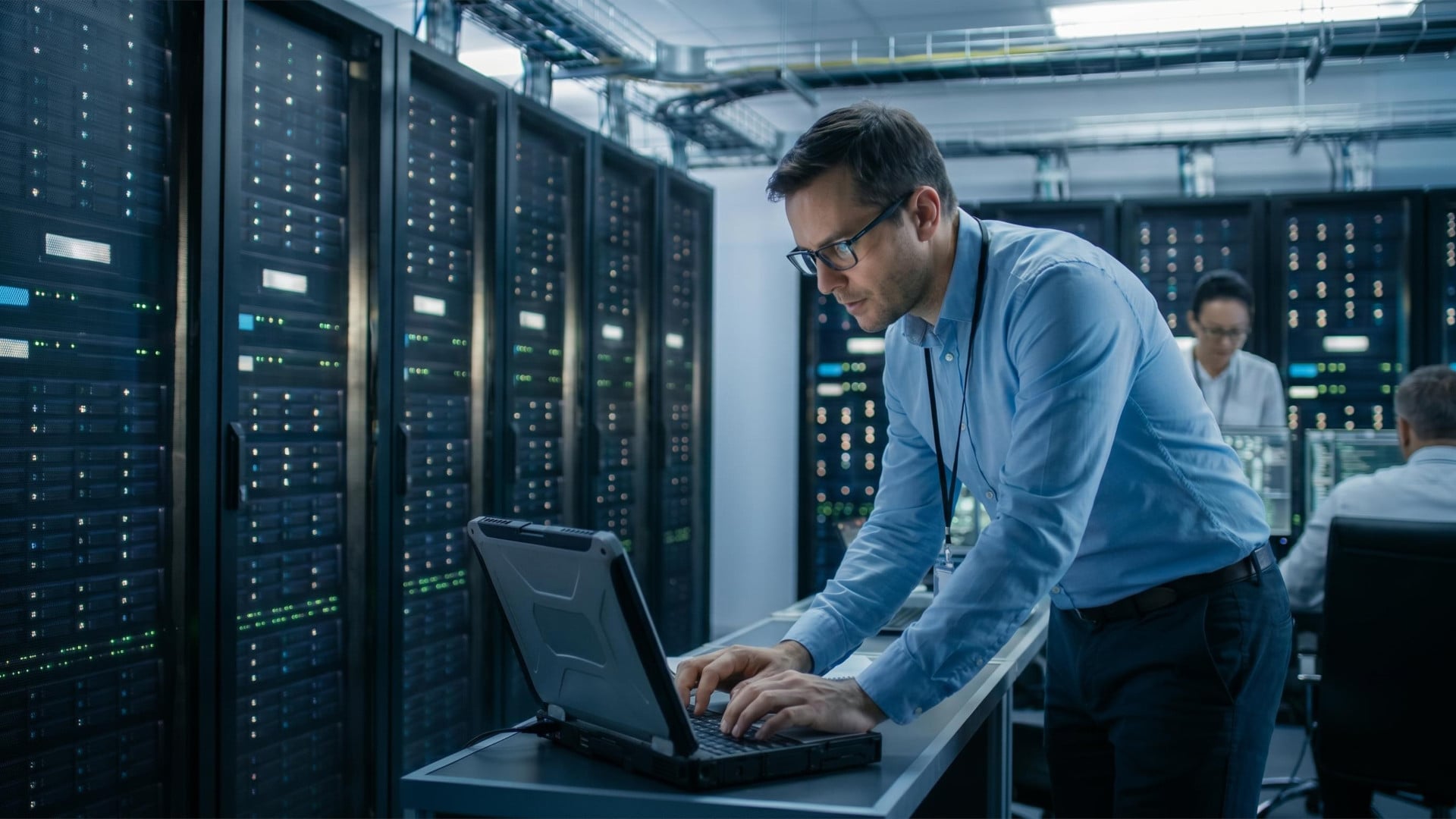 Mitarbeitende eines Incident-Response-Teams arbeiten in einem Serverraum.