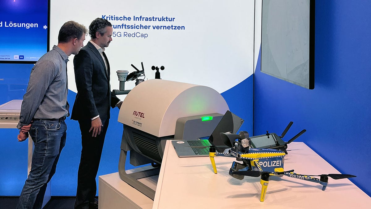 Drohne und Drohnenhangar am Messestand unter dem Hinweis auf Einsatzkoordination mit 5G-Campusnetzen