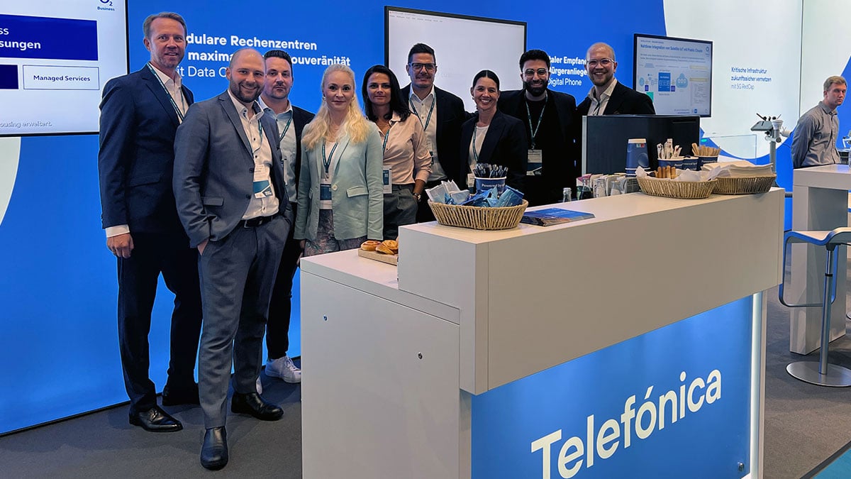 Das Team von Telefónica Deutschland am Messestand auf der Smart Country Convention 2026