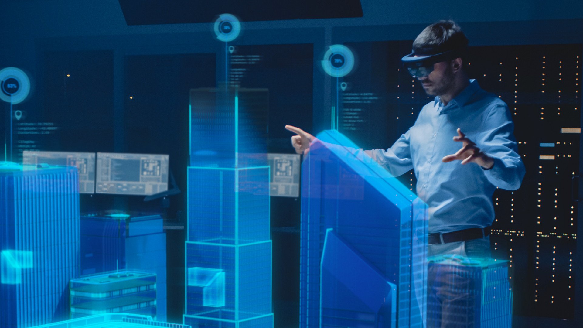 Ingenieur mit VR-Brille steuert ein digitales Modell smarter Gebäude.