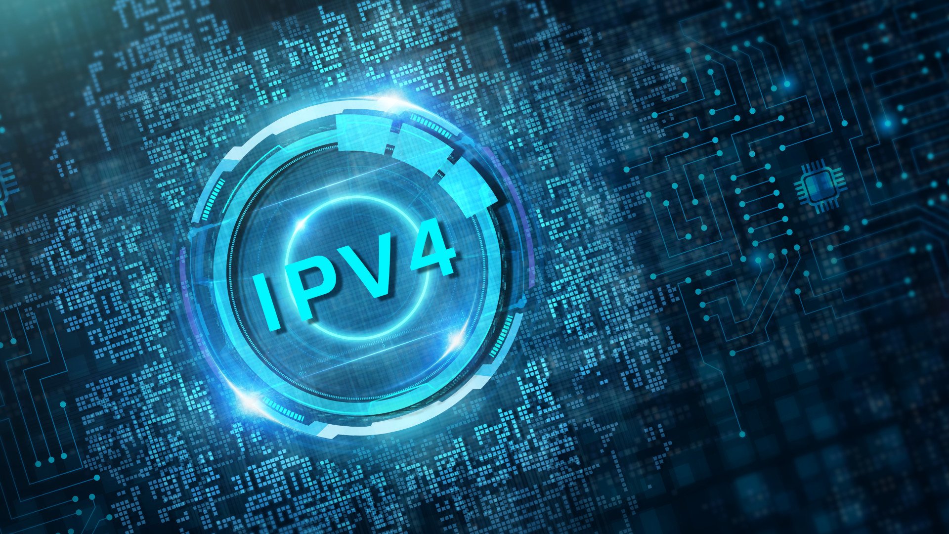 Computergrafik: Auf einer virtuellen Platine leuchtet ein IPv4-Symbol in bläulicher Farbe.