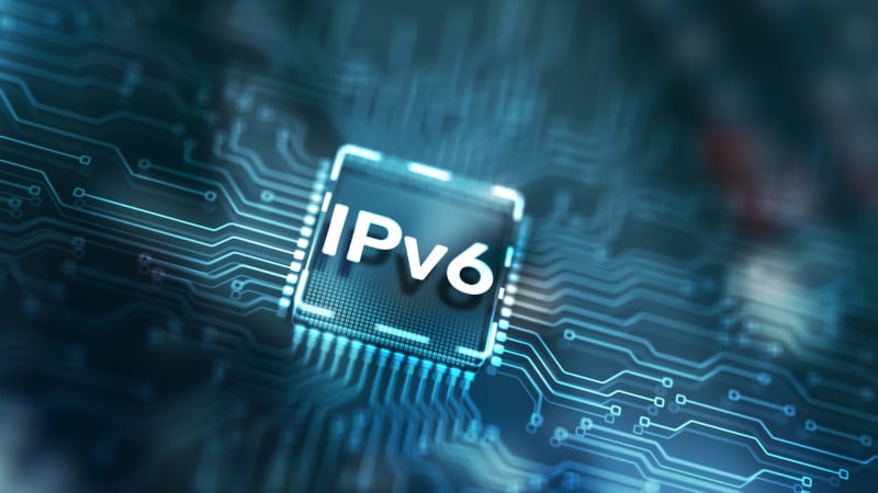 IPv6 ausgeschrieben und grafisch dargestellt auf einer blauen Platine