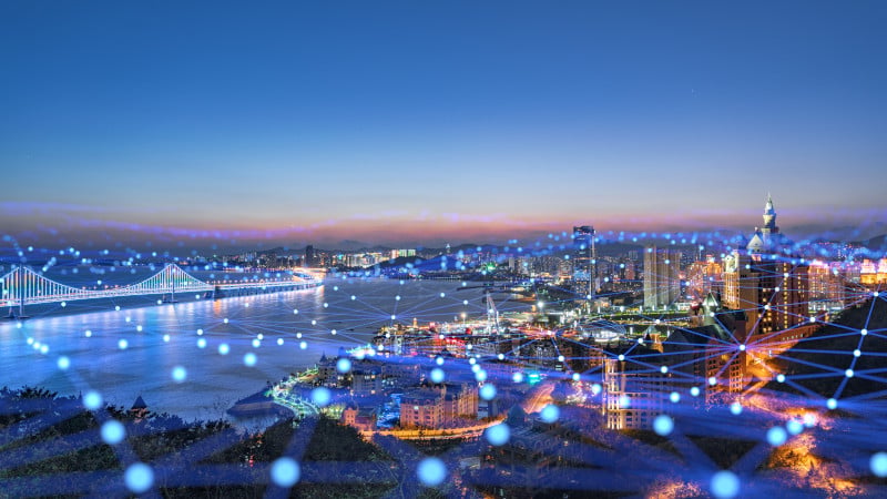 Symbolische Darstellung eines LoRaWAN-Netzes über einer Stadt