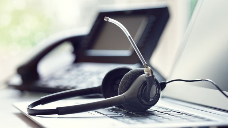Ein Headset zur Telefonie liegt auf einer Laptop-Tastatur