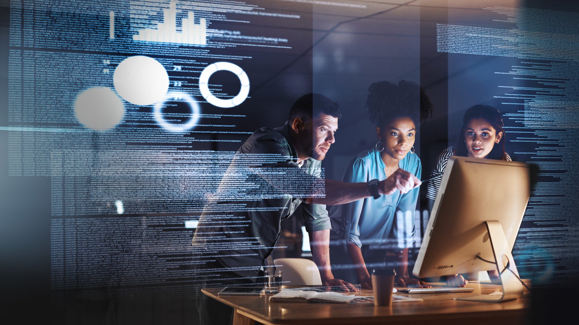 Mitarbeitende blicken auf einen Computer, Overlay mit Software-Code
