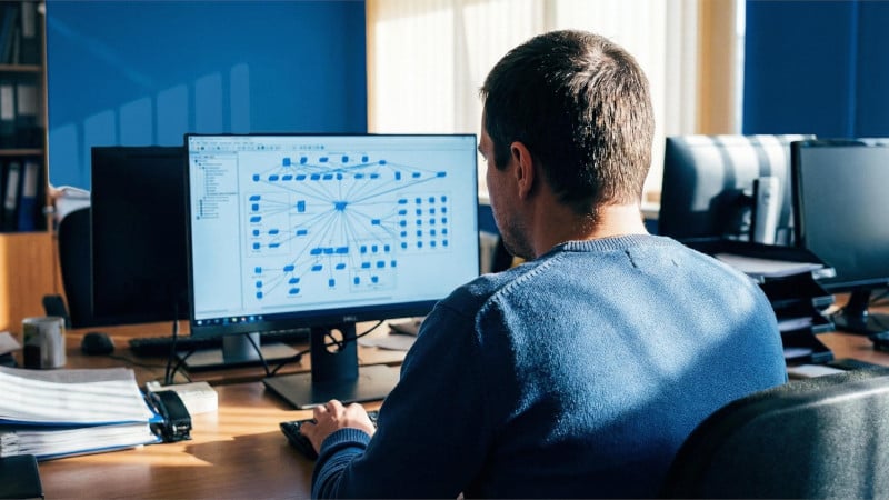 Ein Netzwerkadministrator verwaltet ein segmentiertes Netzwerk am Computer