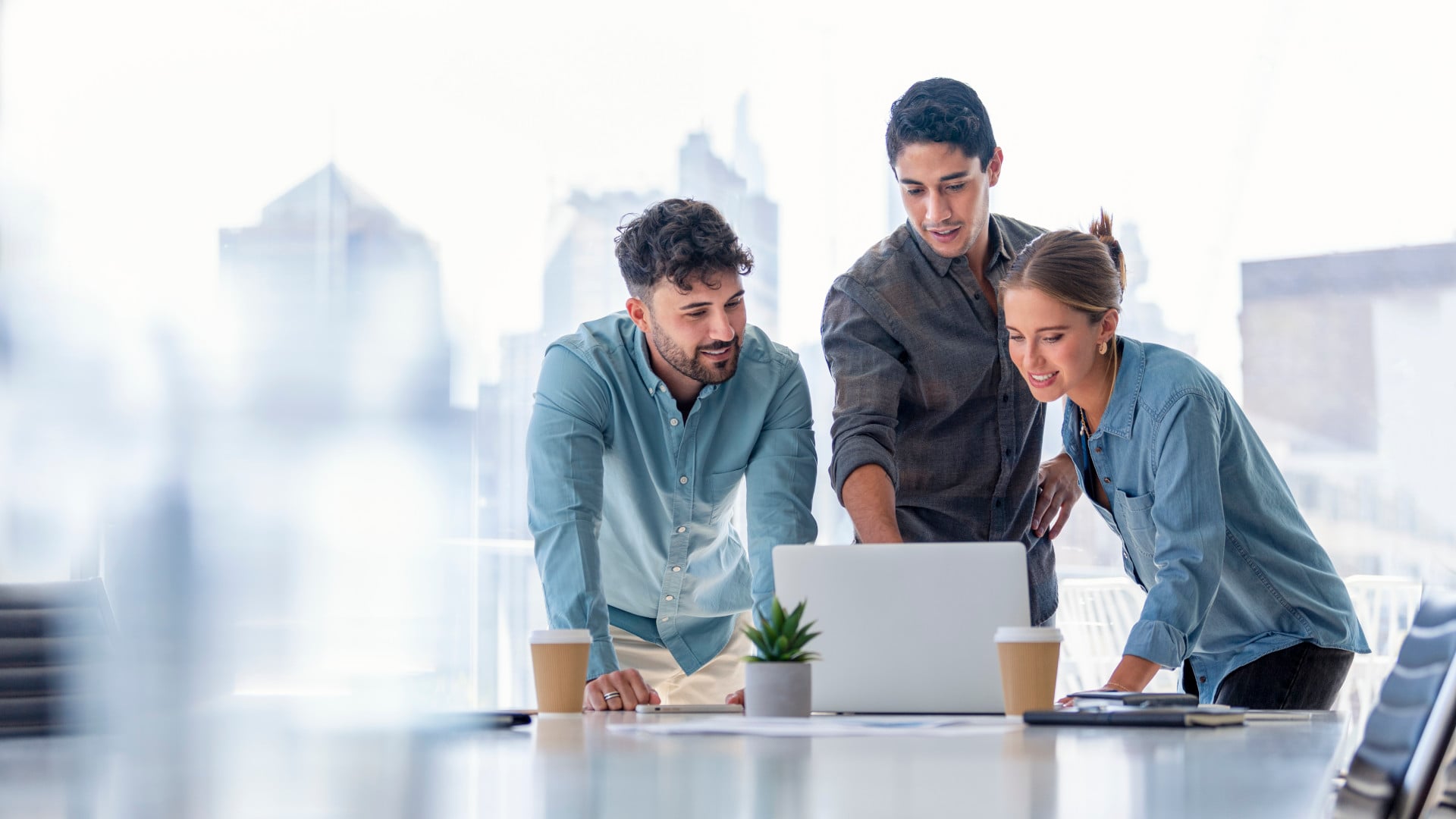 Mehrere Menschen arbeiten gemeinsam am Computer.