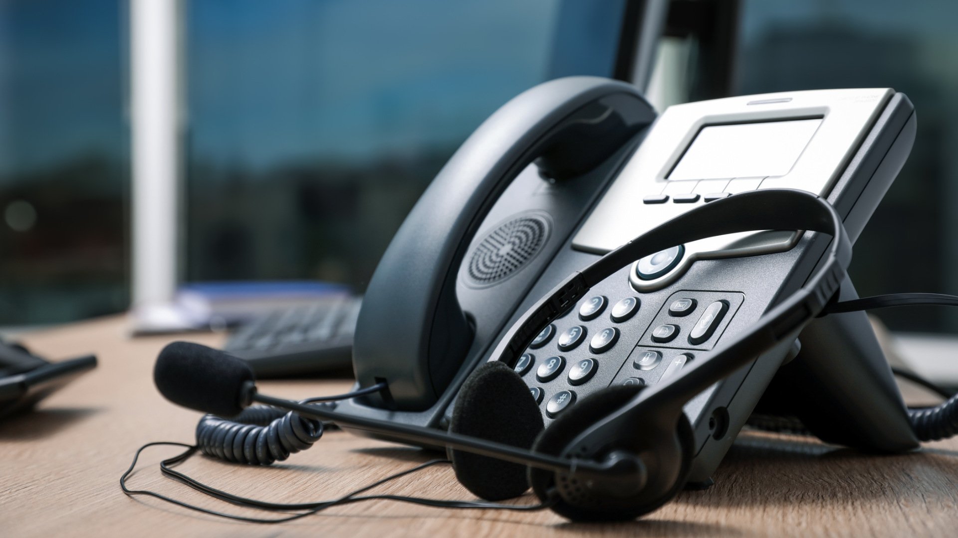 Ein VoIP-Telefon mit Headset  