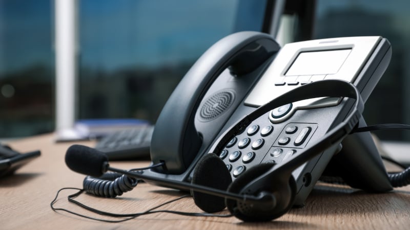 Ein VoIP-Telefon mit Headset  