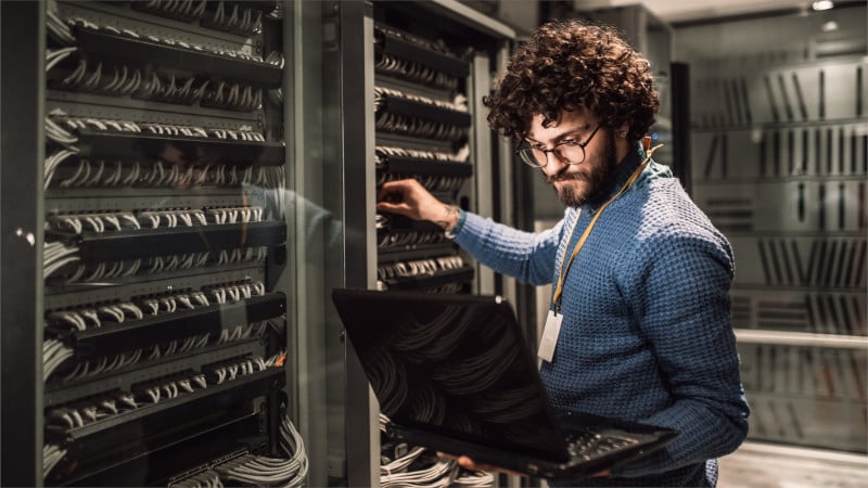 Ein Mitarbeiter konfiguriert VPN-Server im Serverraum