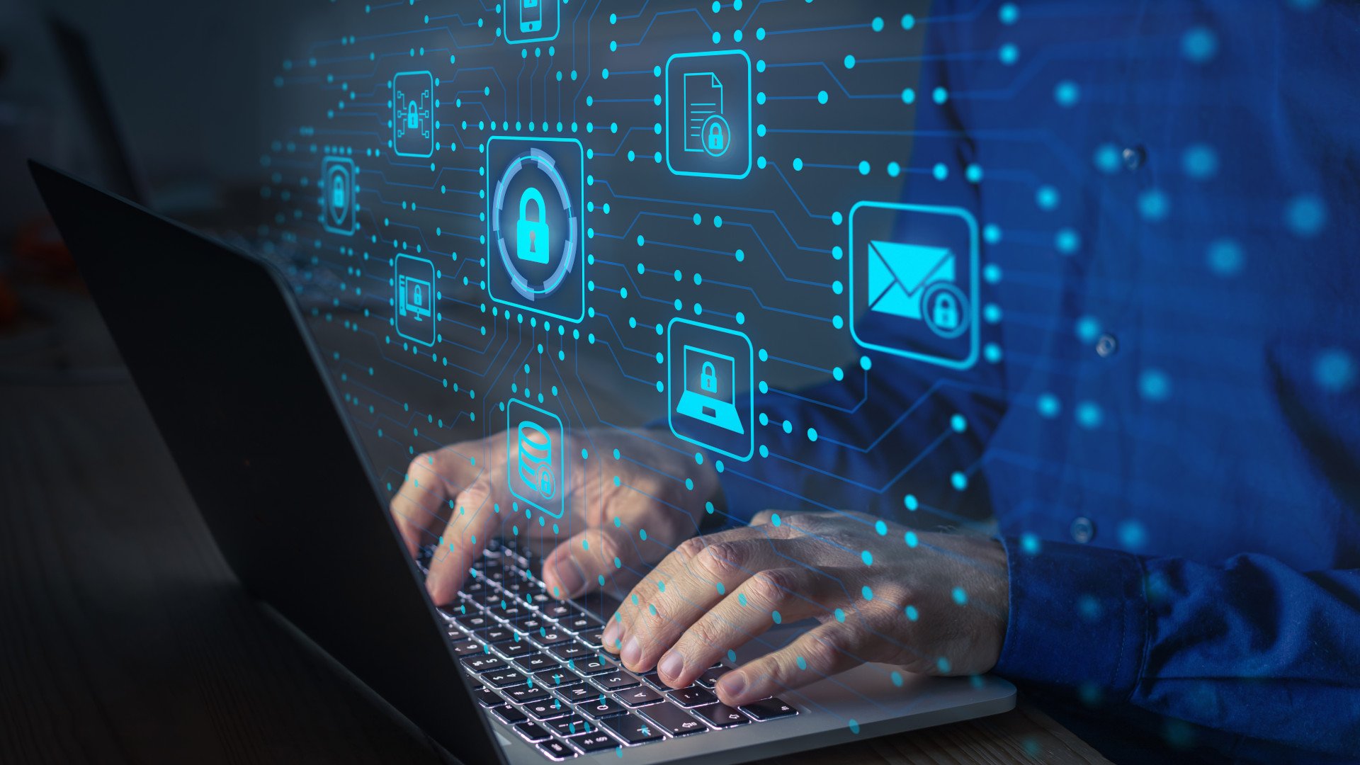 Hände tippen auf einer Laptop-Tastatur, um die Cybersicherheit zu erhöhen