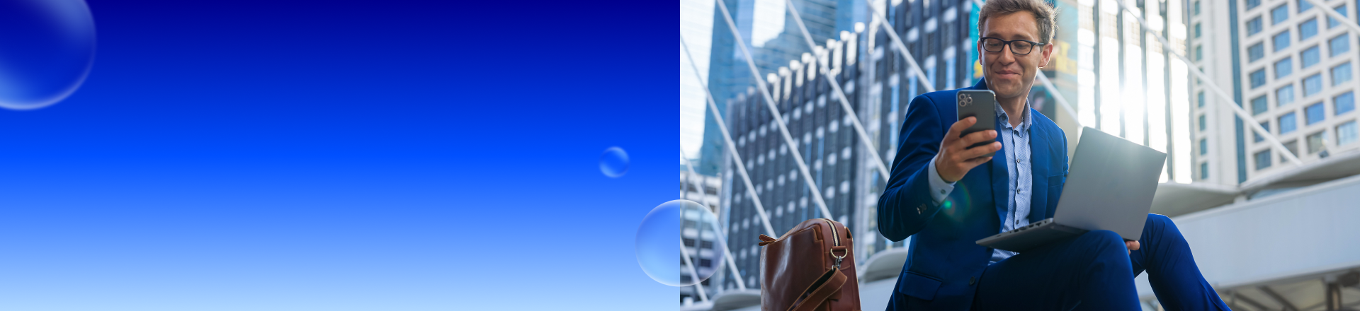 Abbildung: Ein Mann sitzt im Freien mit seinem Laptop auf dem Schoß und einem Smartphone in der Hand.